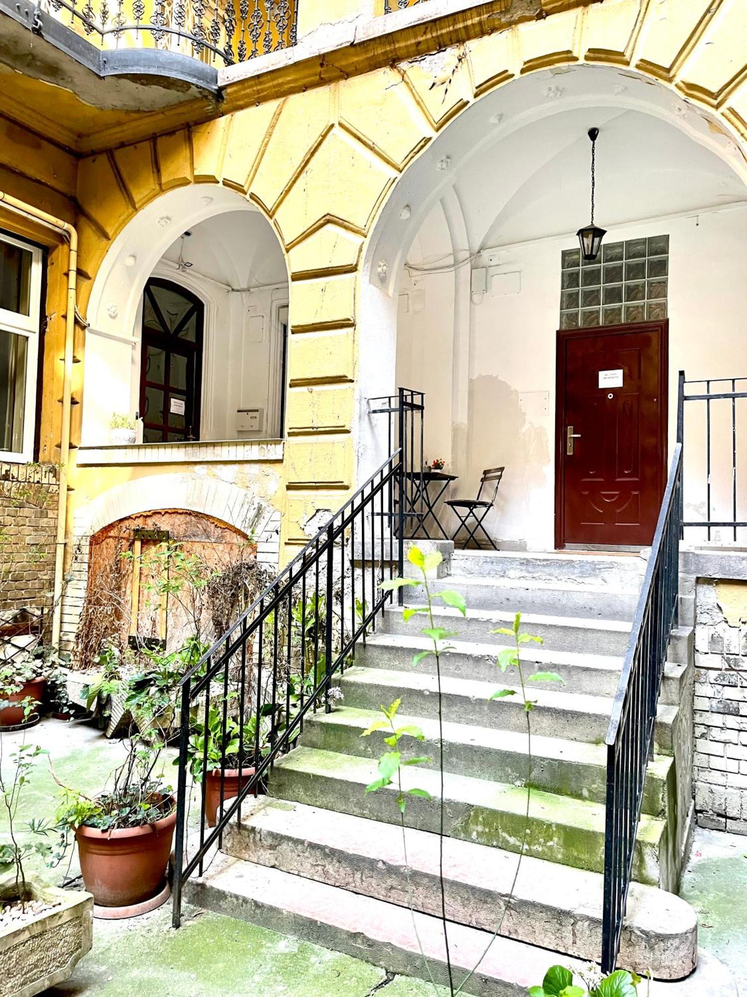 Small Cosy Apartment Near The Famous Westend City Center Budapest Exteriör bild