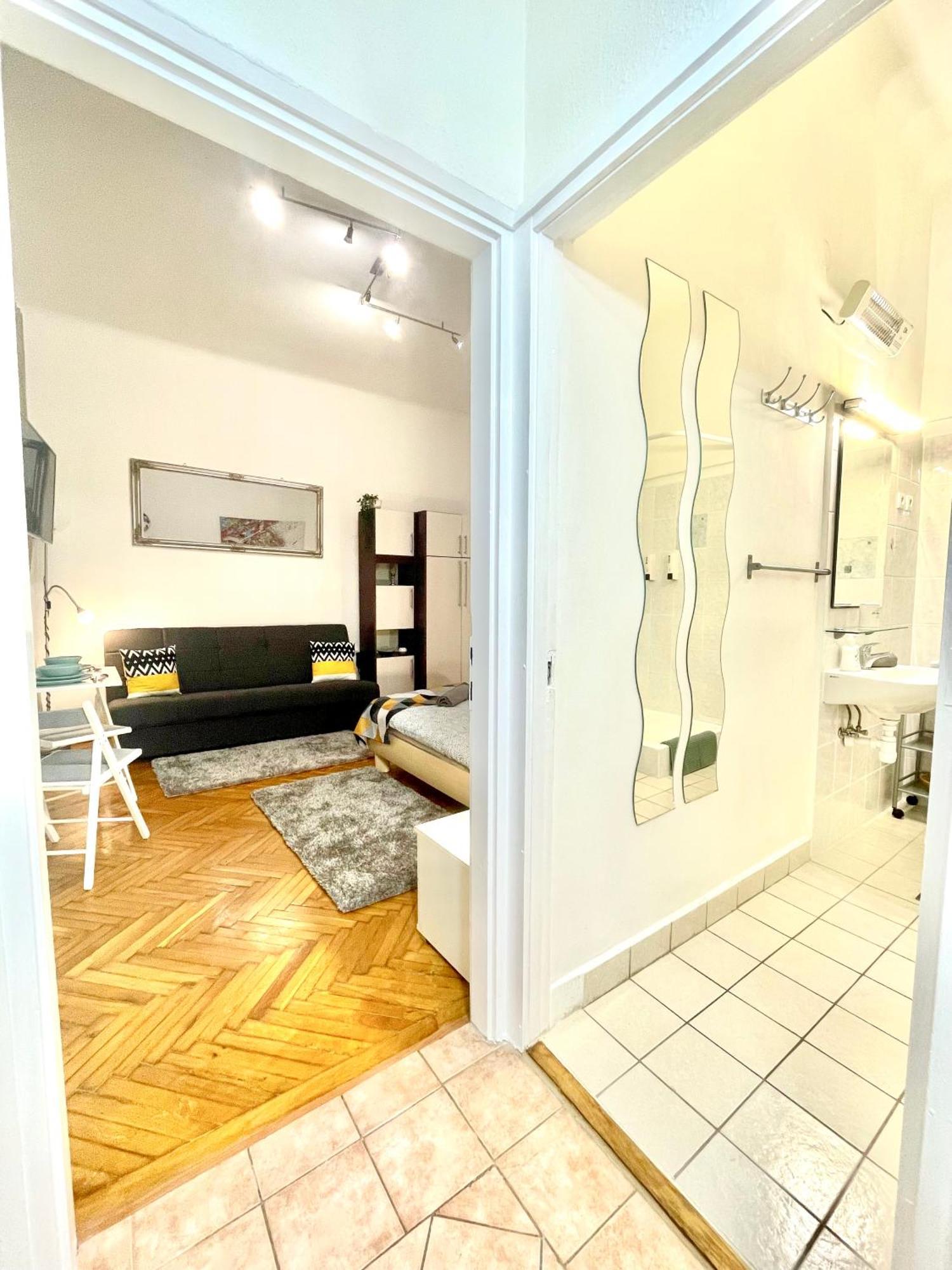 Small Cosy Apartment Near The Famous Westend City Center Budapest Exteriör bild
