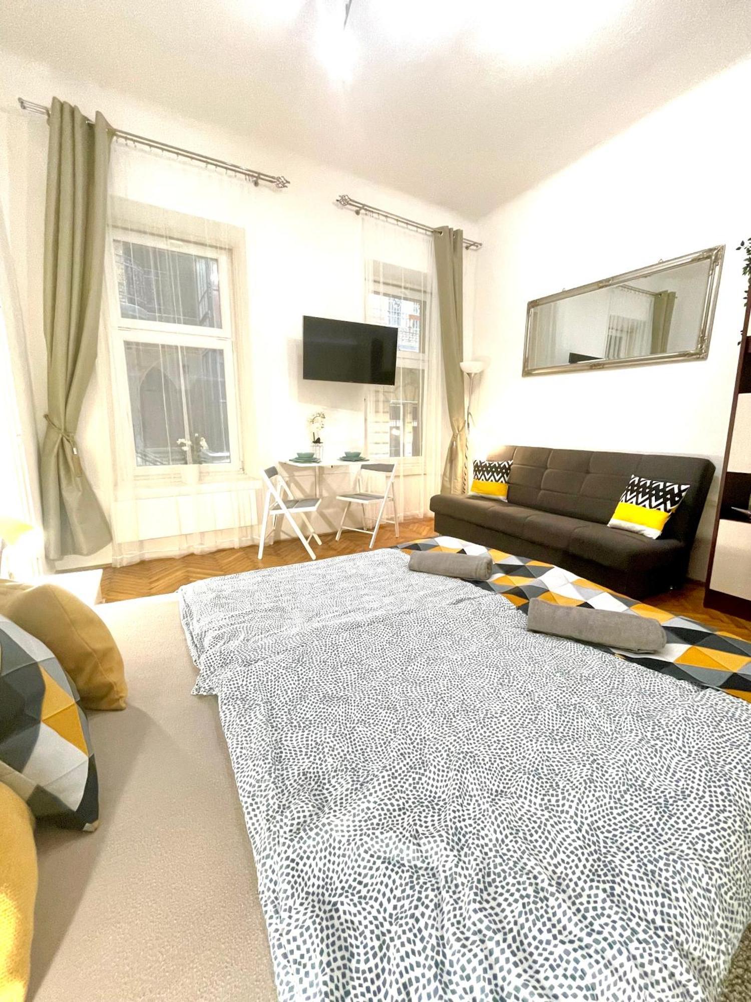 Small Cosy Apartment Near The Famous Westend City Center Budapest Exteriör bild