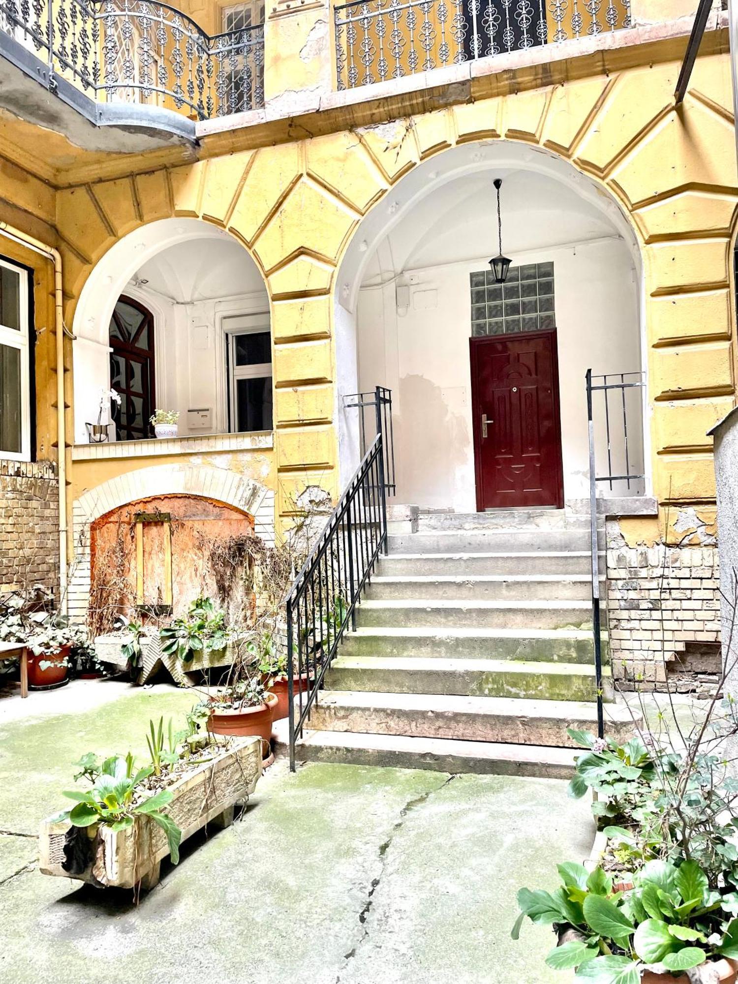 Small Cosy Apartment Near The Famous Westend City Center Budapest Exteriör bild