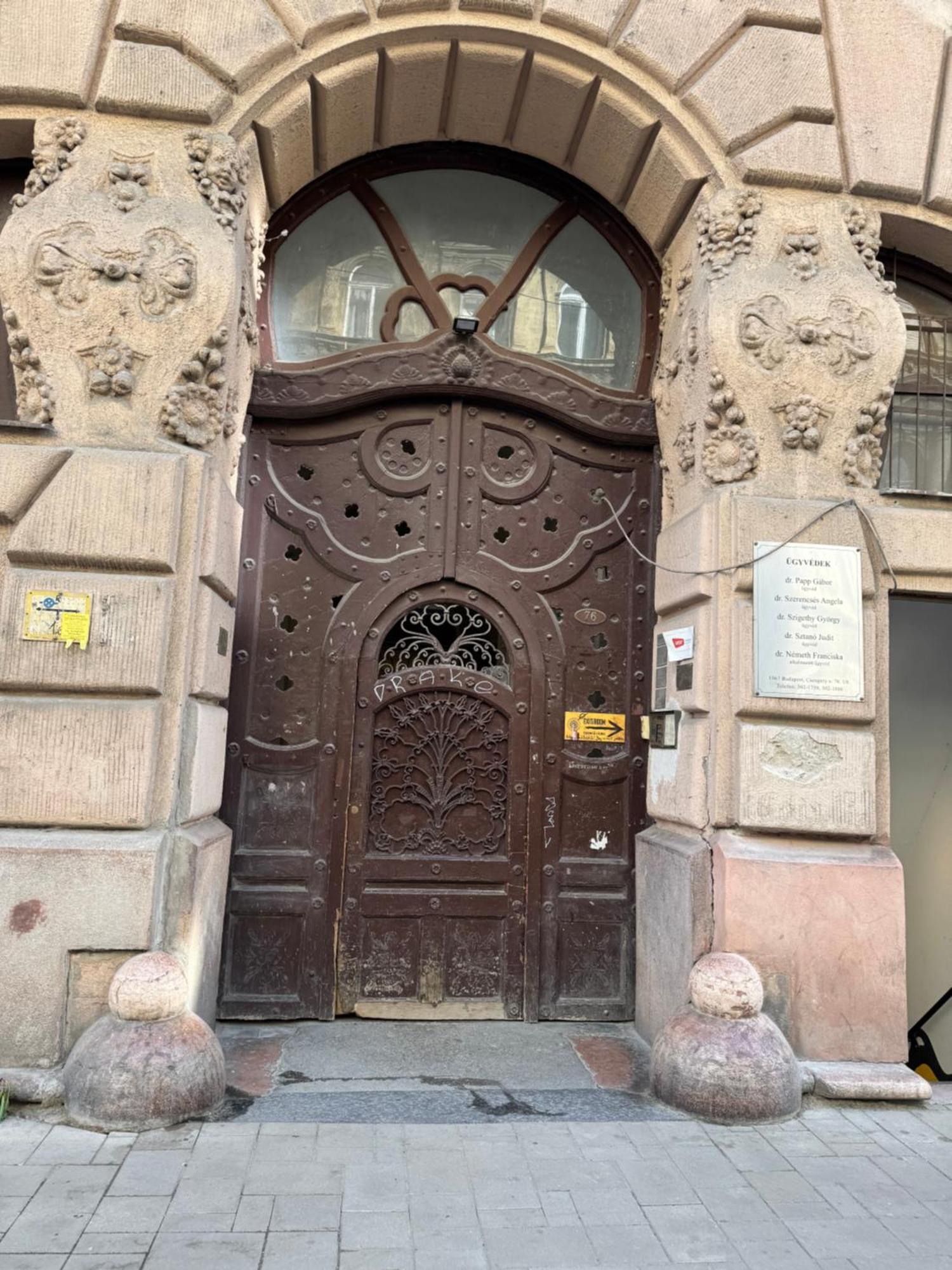 Small Cosy Apartment Near The Famous Westend City Center Budapest Exteriör bild